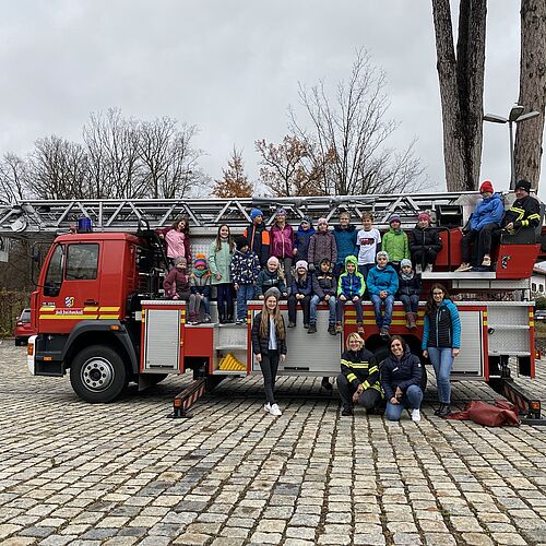 Beim Mitarbeiter-Kindertag konnten die jungen Teilnehmer dieses Jahr die Einsatzfahrzeuge der Feuerwehr Bad Reichenhall besichtigen. Foto: LRA BGL