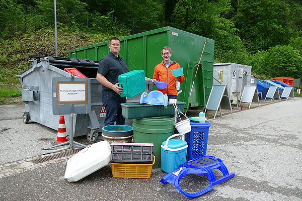 Fachbereichsleiter Thomas Hartenberger und Abfallberater Andreas Wurm bei der Annahme von Nichtverpackungsgegenständen am Wertstoffhof Bad Reichenhall.