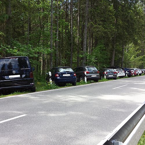Illegal parkende Autos entlang der Hinterseer Straße, Staatsstraße 2099 in der Gemeinde Ramsau bei Berchtesgaden.