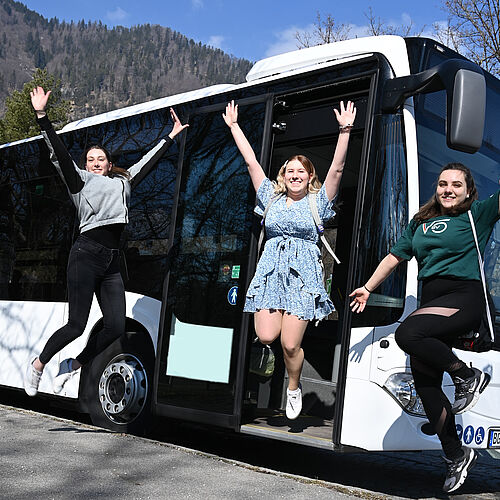 Ein Ticket, das begeistert: Für nur 2 Euro im Monat können Auszubildende, Schülerinnen und Schüler, Studierende sowie Teilnehmende des Bundesfreiwilligendienstes die Linienbusse im Landkreis nutzen.