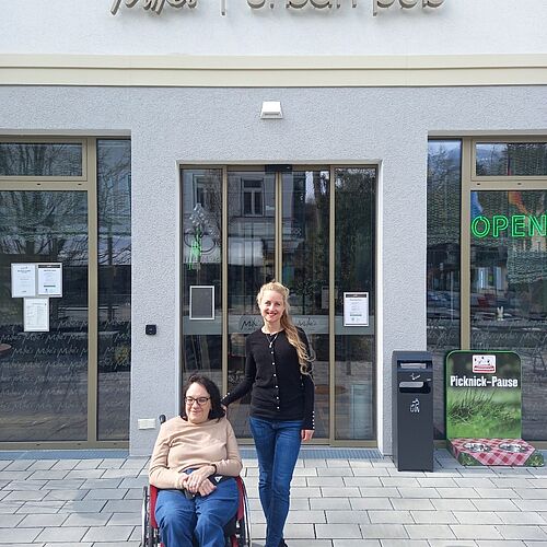 Monika Giritzer (l.) und Larissa Messmer beim Barrierefreiheitscheck im Hotel ibis Styles im Zentrum von Bad Reichenhall.