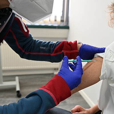 Nachdem die Einverständniserklärung unterzeichnet wurde, erfolgt die Impfung.